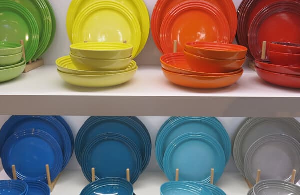 Detailhandel_Teller-farbig-Le-Creuset_Altermatt_bearbeitet