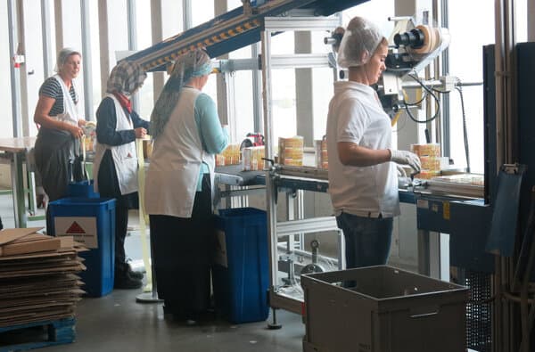 Industrie_Mitarbeiterinnen-Lagerhaeuser-Aarau_Foto-Altermatt_bearbeitet