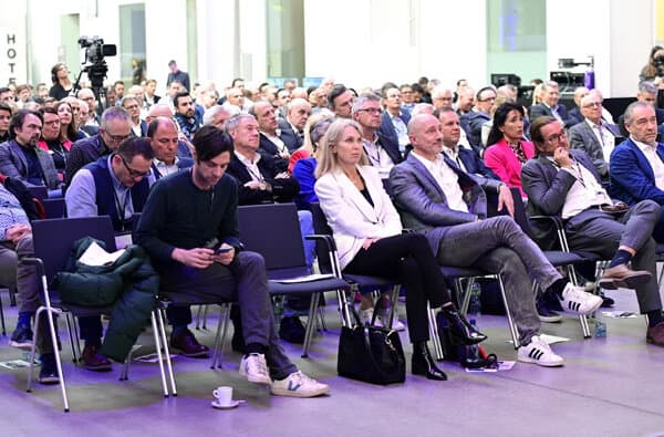 KMU-Swiss-2024_Teilnehmer-im-Plenum_bearbeitet