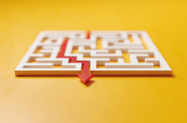 Labyrinth_Weg-Pfeil_iStock-899264404_bearbeitet