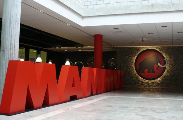 Mammut_Headquarter_Eingang_Seon_bearbeitet_NEU