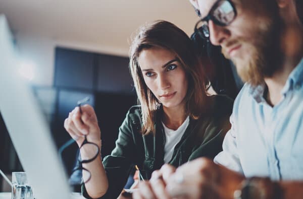 T-Systems-Schweiz_Planung_zusammenarbeit_laptop_adobestock_ID177641645_bearbeitet